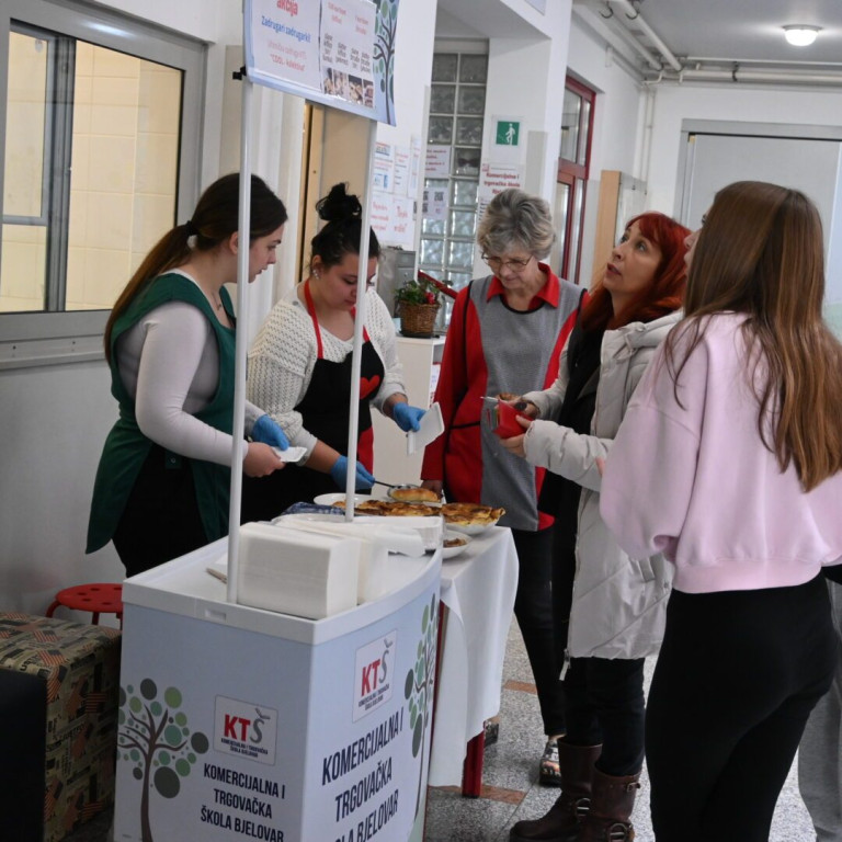 Učenička zadruga organizirala humanitarnu prodaju
