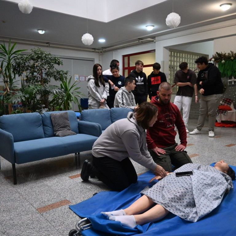 Učenici Medicinske škole održali radionicu o korištenju automatskog vanjskog defibrilatora