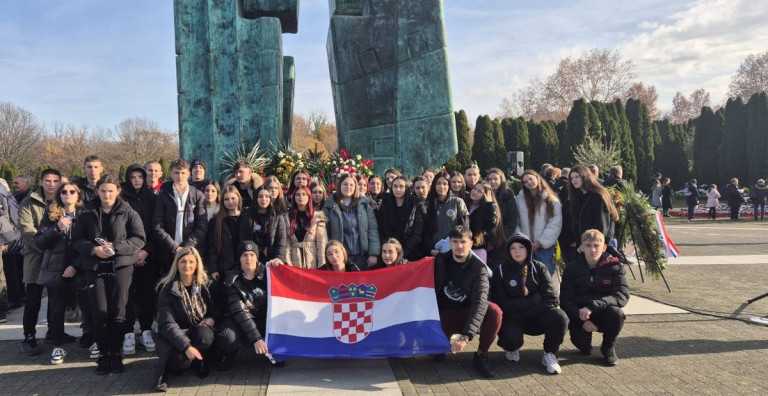 Učenici Komercijalne i trgovačke škole Bjelovar u Vukovaru na 18. Mimohodu “Vi ste naš ponos, mi smo vaša snaga”