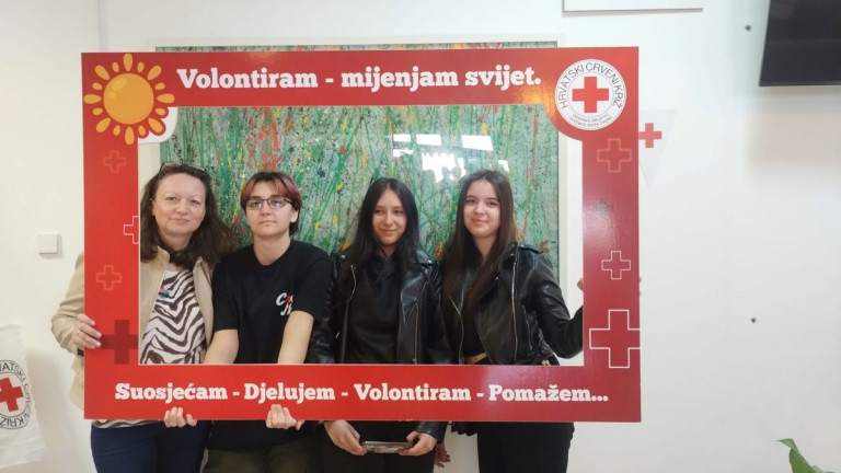 Asistiranje naših učenica na natjecanju mladih Hrvatskoga crvenog križa